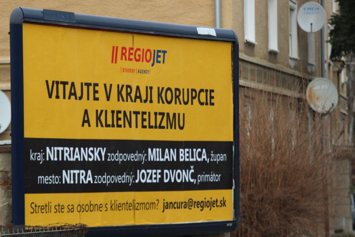 Ilustračný obrázok k článku Nitra krajom korupcie? V meste sa objavili bilbordy súkromného prepravcu!