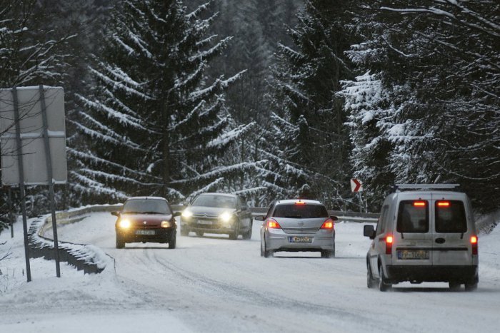 Ilustračný obrázok k článku AKTUÁLNE správy z našich ciest: Na Donovaloch a Šturci husto sneží