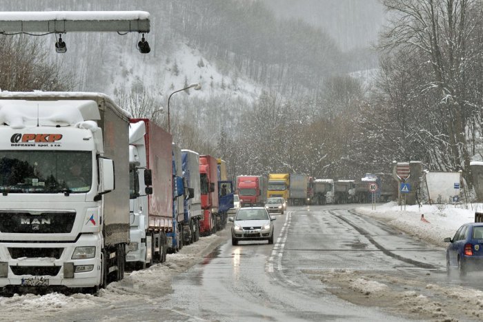 Ilustračný obrázok k článku Aktuálna situácia na Donovaloch: Koľko cm snehu je na ceste a pre ktoré autá sú uzavreté?