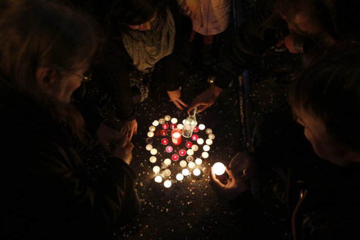 Ilustračný obrázok k článku Pred francúzskym veľvyslanectvom v Bratislave zapaľovali ľudia sviečky. Uctili si pamiatku obetí teroristického útoku