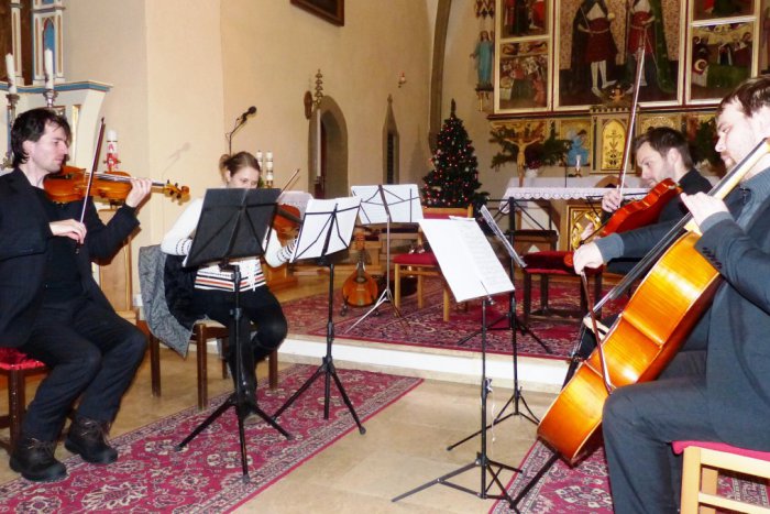 Ilustračný obrázok k článku Hudobná rozlúčka s Vianocami: V kostole v Matejovciach koncertovali mladí umelci