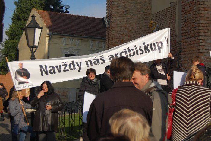 Ilustračný obrázok k článku Omše za odvolaného arcibiskupa pokračujú: Bezáka si pripomenú opäť v Hrubom kostole