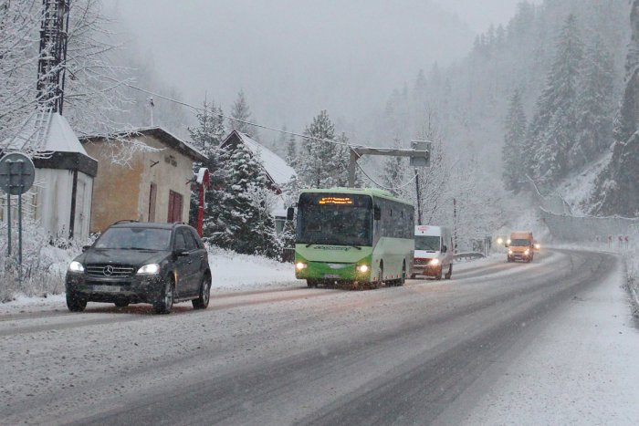 Ilustračný obrázok k článku Viaceré vozovky v kraji pokrýva čerstvý sneh: Takto to vyzerá na cestách!