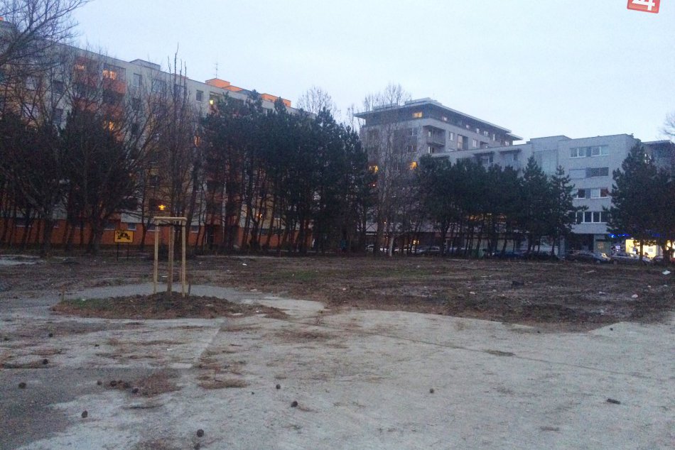 Ilustračný obrázok k článku Počasie výstavbe nepraje: Práce na novom parku v Petržalke stoja. Kedy budú dokončené?