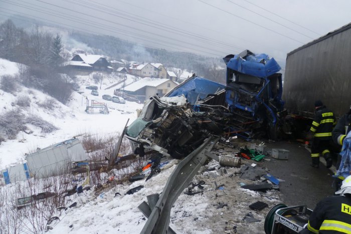 Ilustračný obrázok k článku Nešťastie dopadlo tragicky: Pred tunelom došlo k nehode kamiónov a osobného auta!
