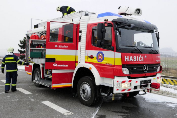 Ilustračný obrázok k článku Zásah hasičov na rýchlostnej ceste R1: Počas jazdy začal horieť Land Rover, požiar zachvátil celé auto
