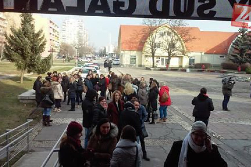 Ilustračný obrázok k článku ZÁBERY Z MIESTA: V priestoroch súdu bola nahlásená bomba, evakuovali desiatky ľudí