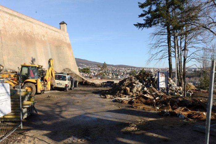 Ilustračný obrázok k článku Na Nitrianskom hrade sa stavia: Vznikne tu občerstvenie s vyhliadkovou terasou