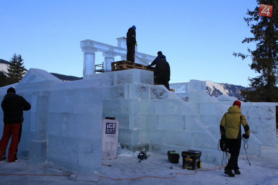 Ilustračný obrázok k článku Pod Chopkom vyrastá impozantná stavba: Antický chrám z desiatok ton čistého ľadu!