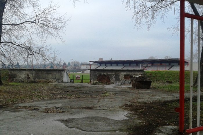 Ilustračný obrázok k článku Otázna rekonštrukcia štadióna v Topoľčanoch: TAKTO odhlasovali poslanci!