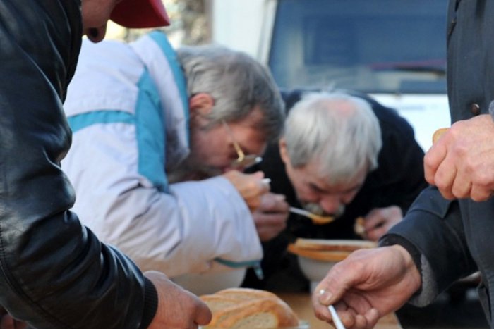 Ilustračný obrázok k článku Šanca pre bezdomovcov v Bystrici. Počas zimy prespávajú vo vynovenej nocľahárni