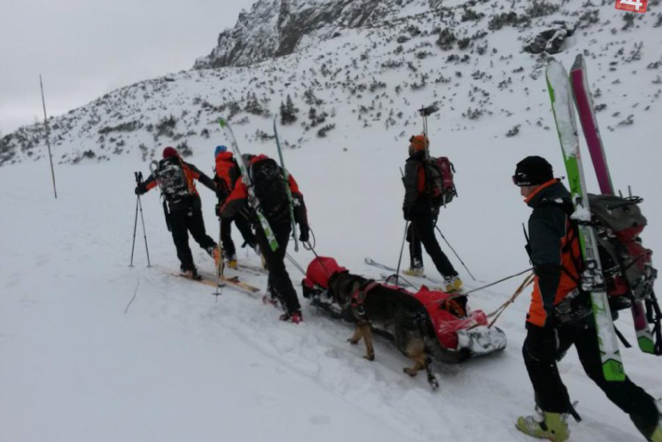 Ilustračný obrázok k článku V Malej Studenej doline spadla lavína. Zranenému turistovi pomáhali záchranári