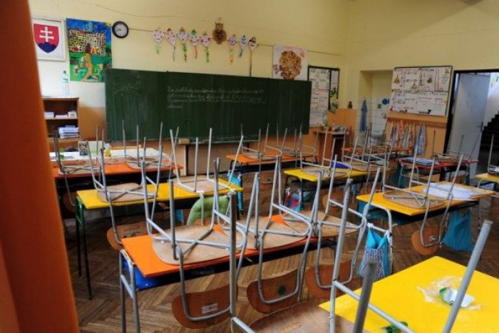 Ilustračný obrázok k článku Koronavírus zatvára školy: Na hrozbu zareagovalo aj mesto Lučenec
