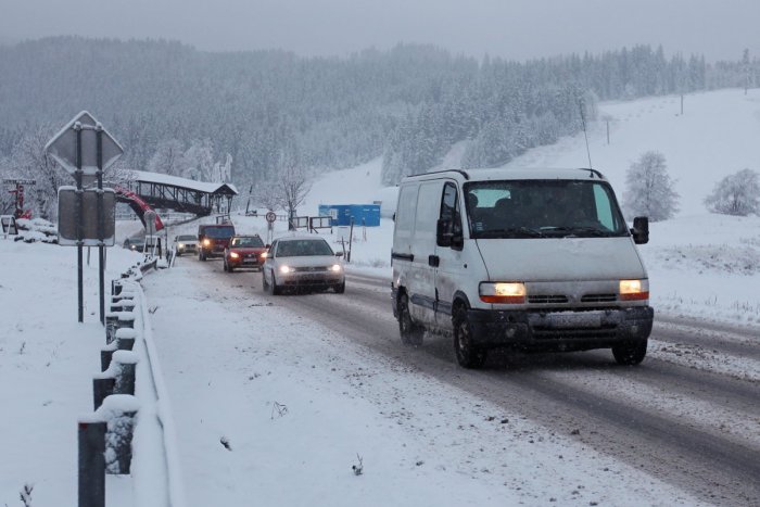 Ilustračný obrázok k článku Cez Donovaly už púšťajú aj kamióny: Situáciu na ceste však stále komplikuje husté sneženie
