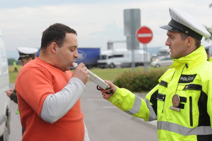 Ilustračný obrázok k článku Za bieleho dňa jazdil zo strany na stranu: Policajti mu dali fúkať, namerali vyše 4 promile!