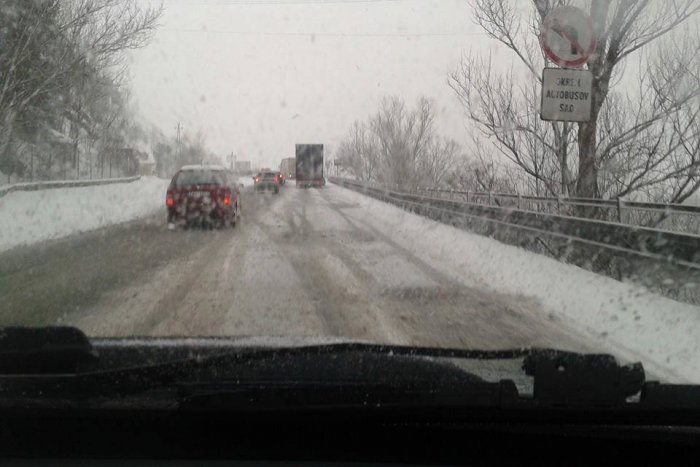 Ilustračný obrázok k článku Husté sneženie komplikuje dopravu v našom kraji: Uviazlo 20 kamiónov, pribúdajú nehody