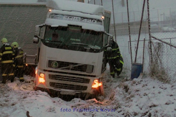 Ilustračný obrázok k článku Pri dedine sa prevrátil kamión, hlavný ťah zablokovaný! FOTO