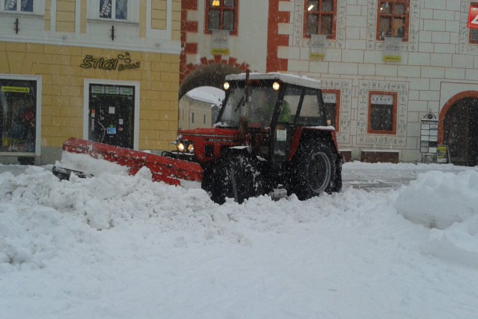 Ilustračný obrázok k článku Sneženie v Bystrici: Cestári sú od rána v pohotovosti, ktoré úseky sú pre nich najkomplikovanejšie?