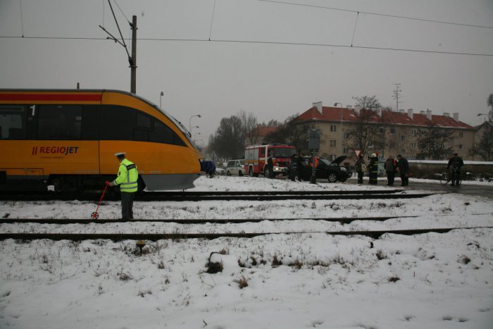 Ilustračný obrázok k článku Tragická zrážka s vlakom: Tinédžerka si lahla na koľajnice, vlak jej amputoval obe dolné končatiny