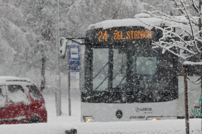 Ilustračný obrázok k článku Počasie komplikovalo dopravu: Autobusy na Klokočine stáli, hore sa nedostali!