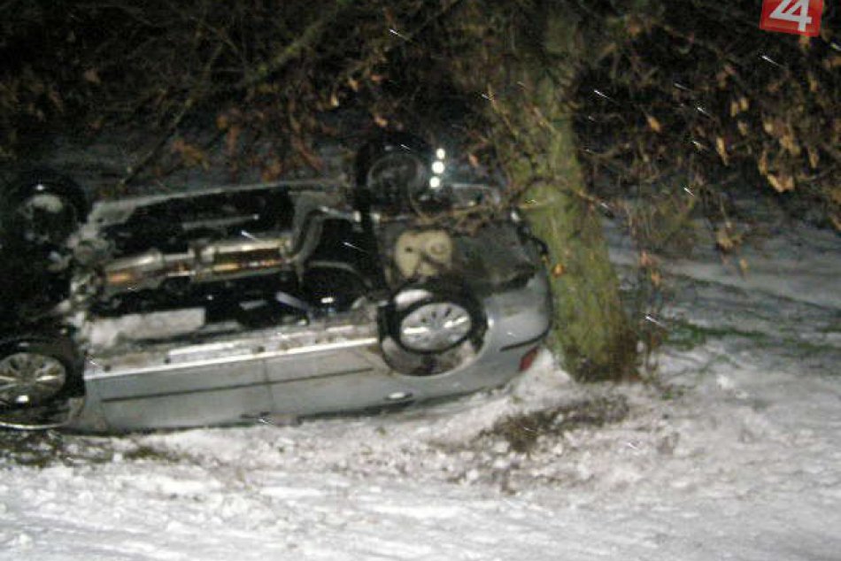 Ilustračný obrázok k článku Hrozivo vyzerajúca nehoda: Hlohovčan (43) skončil s prevráteným autom mimo cesty!