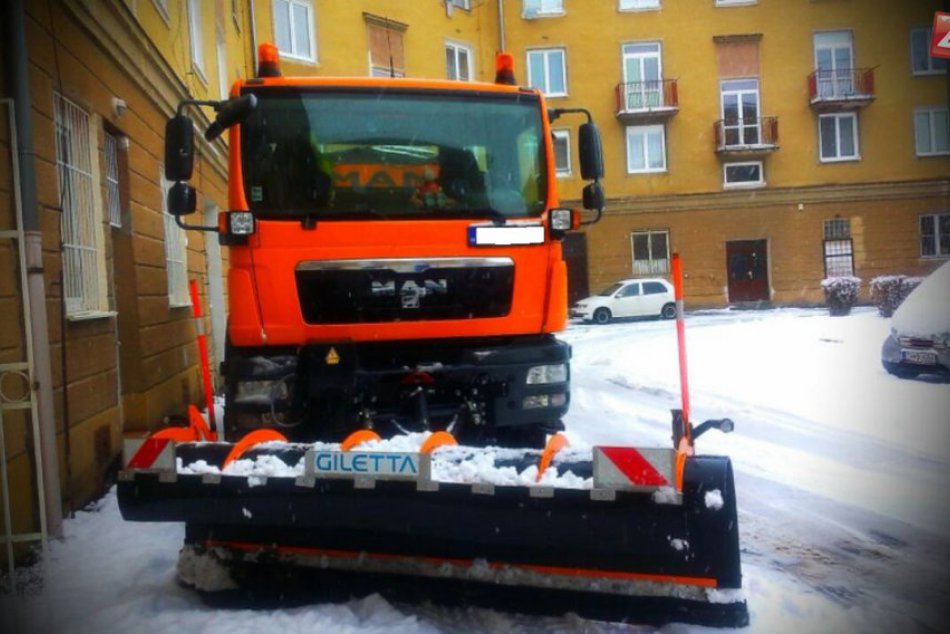 Ilustračný obrázok k článku Výbava žiarskych Technických služieb: Nová mašina si poradí s trávou i snehom, aha, koľko stála!