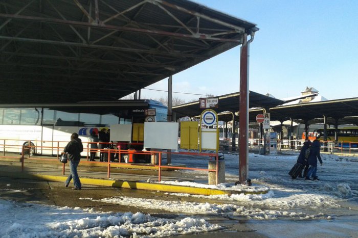 Ilustračný obrázok k článku Rekonštrukcia autobusovej stanice odložená: Počasie jej dalo STOP!