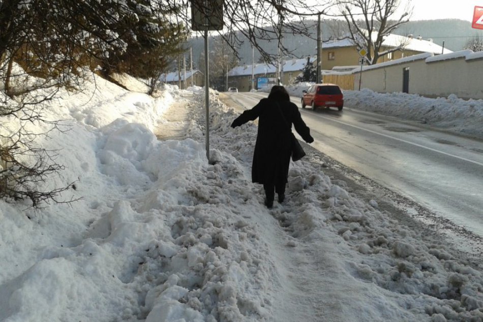 Ilustračný obrázok k článku Sneh doniesol do Bystrice radovánky, ale aj starosti: Tieto chodníky dali ľuďom zabrať! FOTO