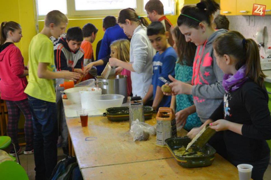 Ilustračný obrázok k článku Extra týždeň revúckych žiakov: Pochutnávanie si na hriankách, čaj so samovaru aj miešané drinky!