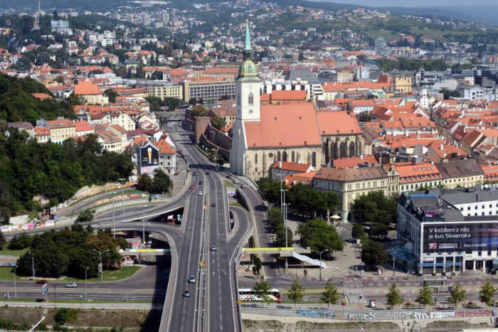Ilustračný obrázok k článku Bratislava Európskym mestom mládeže? V tom prípade musí mesto poskytovať pre mladých aj viacej stáží