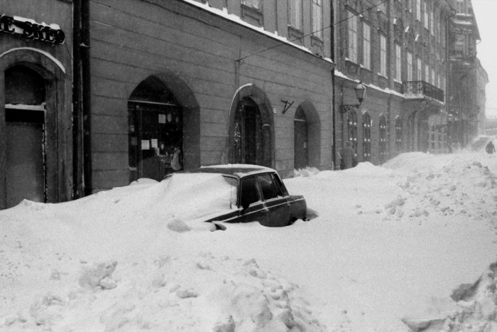 Ilustračný obrázok k článku Unikátne zábery: Snehové kalamity Bratislavu už mnohokrát potrápili a boli horšie ako tá minulotýždňová