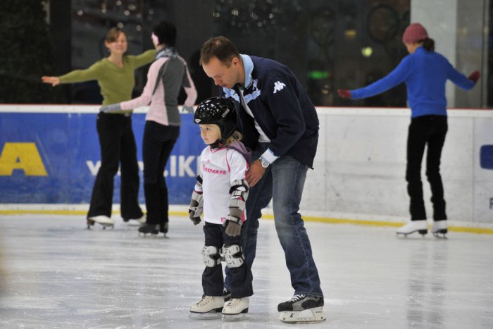 Ilustračný obrázok k článku Ide sa na ľad: Pod Zoborom štartuje sezóna verejného korčuľovania, ROZPIS