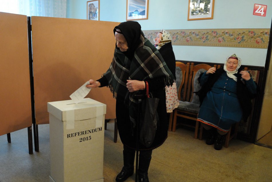Ilustračný obrázok k článku Neďaleko Košíc je priebeh plebiscitu pokojný: Ľudia hlasujú v priestoroch miestneho Infocentra