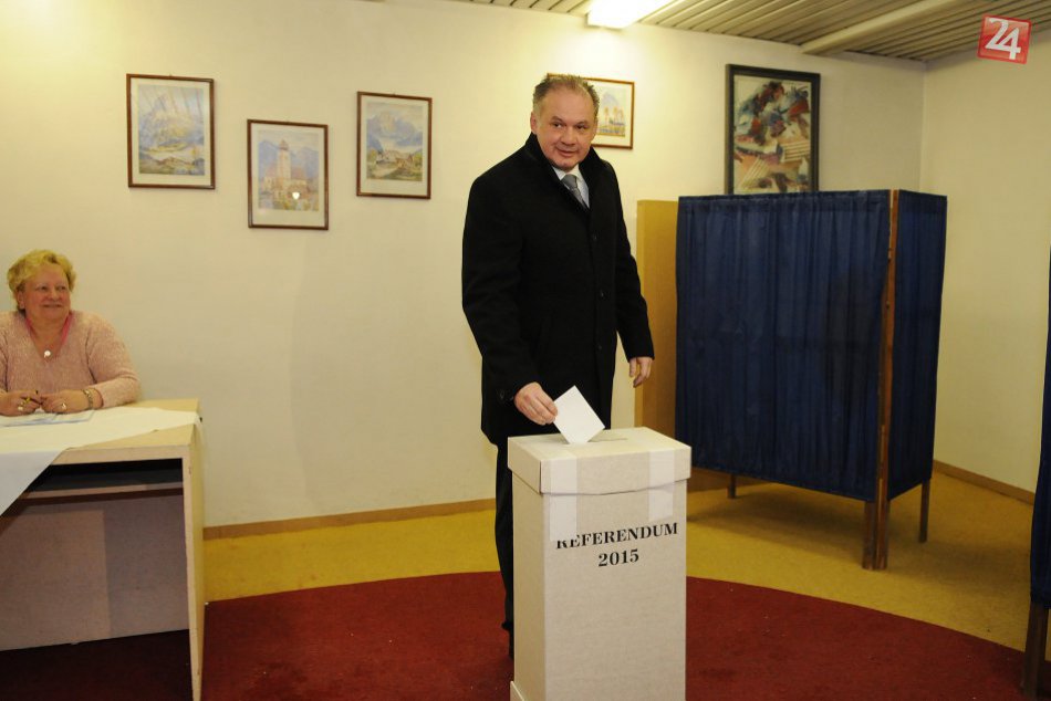 Ilustračný obrázok k článku Hlasoval aj prezident Andrej Kiska.  Do volebnej miestnosti prišiel až večer
