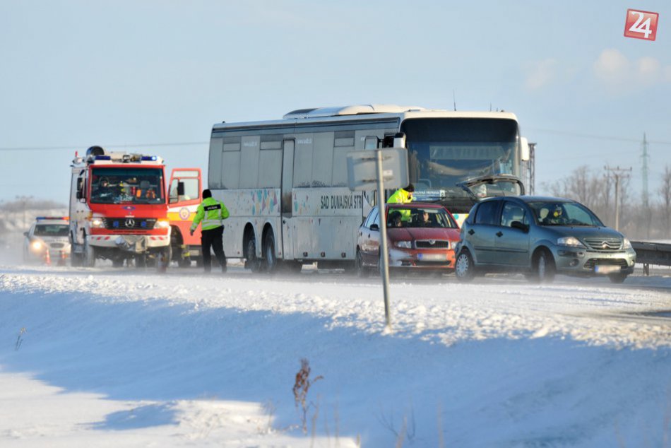Ilustračný obrázok k článku Rušný víkend pre hasičov i políciu: Sneh a vietor spôsobil viaceré hromadné nehody
