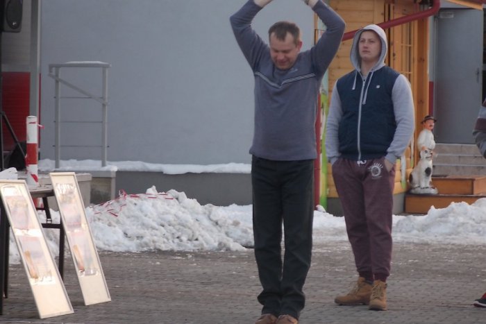 Ilustračný obrázok k článku Výjav, ktorý v meste upútal pozornosť: V Spišskej ľudia hádzali mobilmi do diaľky!