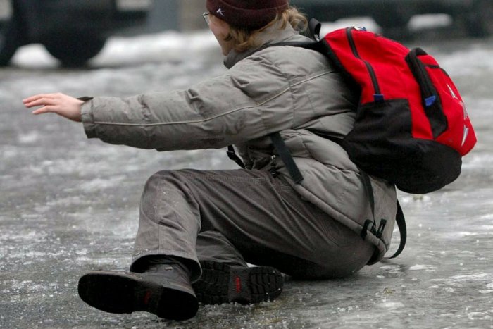 Ilustračný obrázok k článku Humenčania vidia pomoc pri zimnej údržbe chodníkov v platení daní