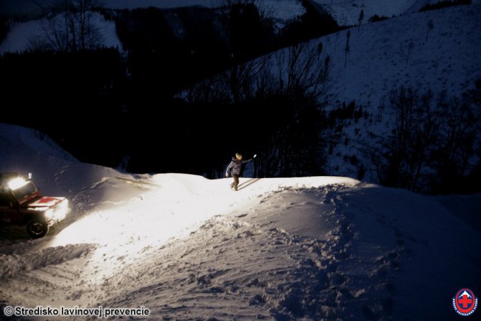 Ilustračný obrázok k článku Cestári upratali lavínu na Čertovici: Cesta je plynulo prejazdná