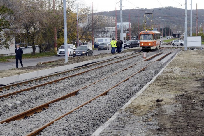 Ilustračný obrázok k článku Električky do Dúbravky: Mestská časť narazila na ďalší problém, na trati chýba dôležité značenie