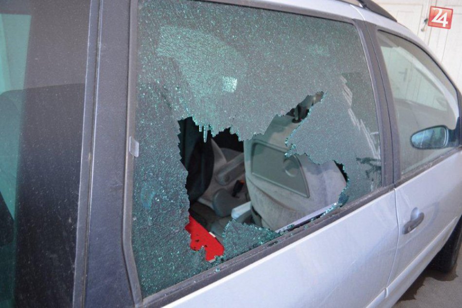 Ilustračný obrázok k článku Neznámemu páchateľovi padlo do očí auto v centre Zvolena: Na toyotu išiel skalou!