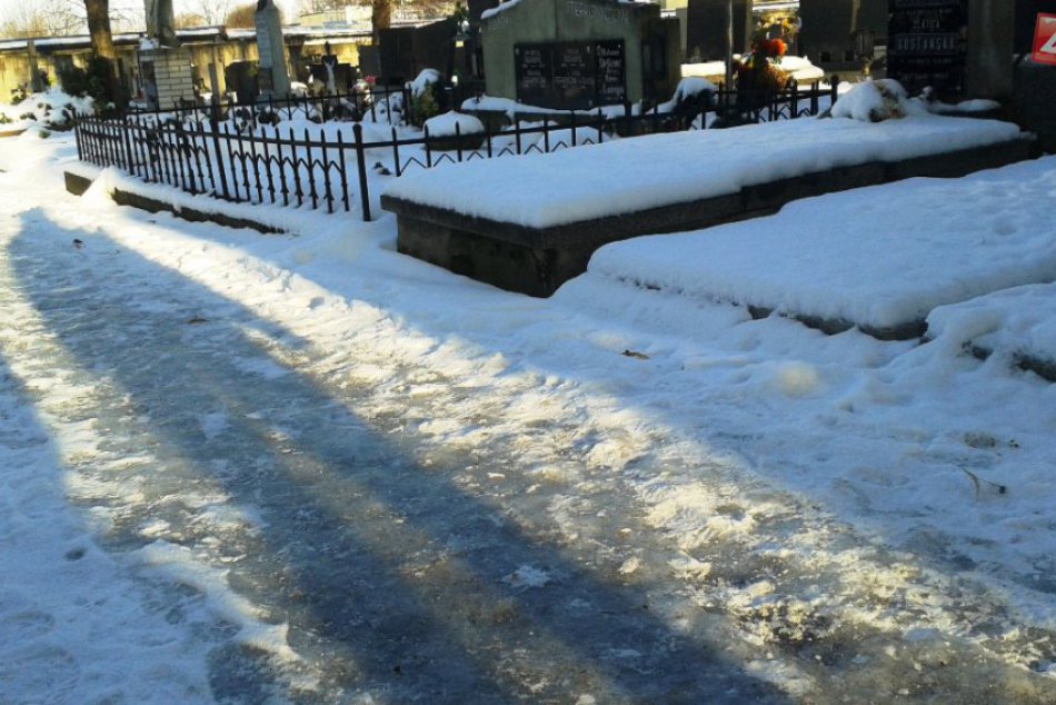 Ilustračný obrázok k článku Starý cintorín pod paľbou kritiky:  Kopy snehu, šmykľavý ľad na chodníkoch a aj pády!