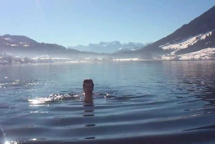 Ilustračný obrázok k článku Mário (22) z Moraviec hľadá odvoz domov poriadne netradične: Ponorený v ľadovom švajčiarskom jazere!