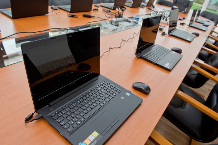 Ilustračný obrázok k článku Kancelária Národnej rady nakupuje techniku: Počítače a notebooky za státisíce eur