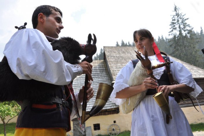 Ilustračný obrázok k článku Veľkolepé zavŕšenie fašiangov: V dedinke pri Moravciach chystajú medzinárodný zraz gajdošov
