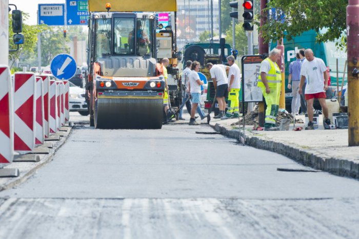 Ilustračný obrázok k článku Vodiči sa dočkali: Na opravu našich ciest poputuje viac ako 13 miliónov eur!