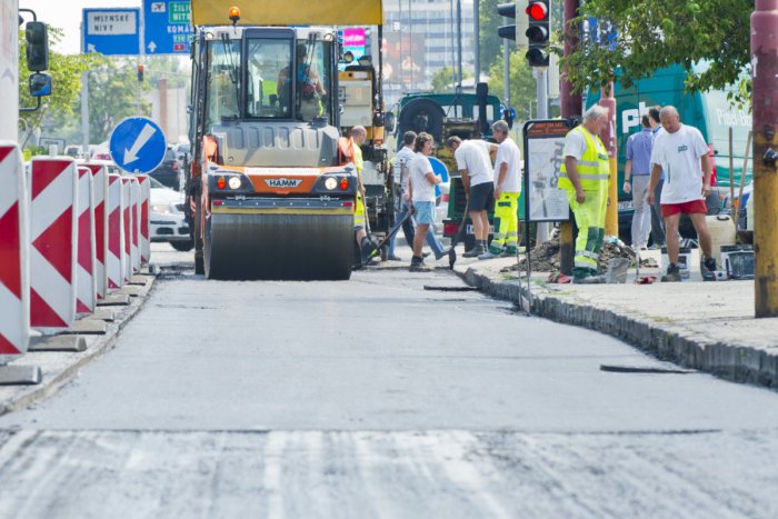 Ilustračný obrázok k článku Konečne sme sa dočkali opravy ciest aj v našom okrese: Kraju sa už cena za km pozdáva