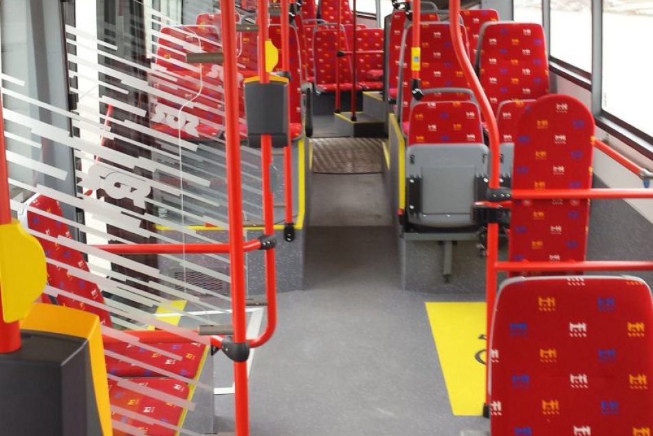 Ilustračný obrázok k článku Bezohľadný vodič nedal prednosť autobusu MHD. Pri nehode sa zranila jedna žena