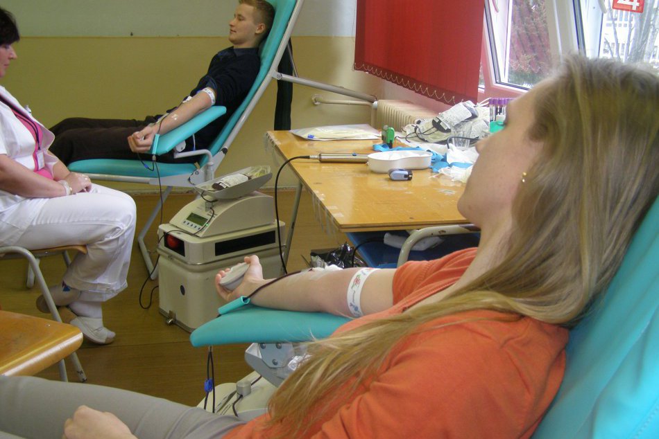 Ilustračný obrázok k článku Učebne sa zmenili na transfúzne stanice. Krv darovali študenti, učitelia aj rodičia a známi