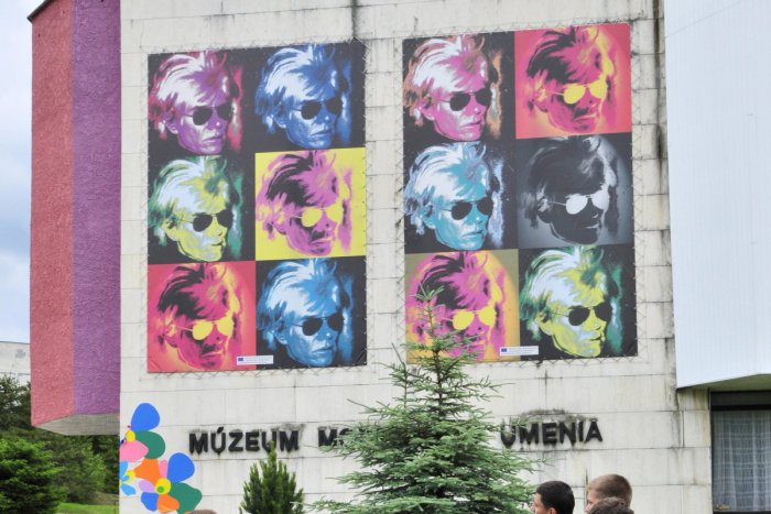 Ilustračný obrázok k článku V múzeu A. Warhola otvorili výstavu 12-ročného dievčatka: Julka trpiaca autizmom maľuje umelecké diela