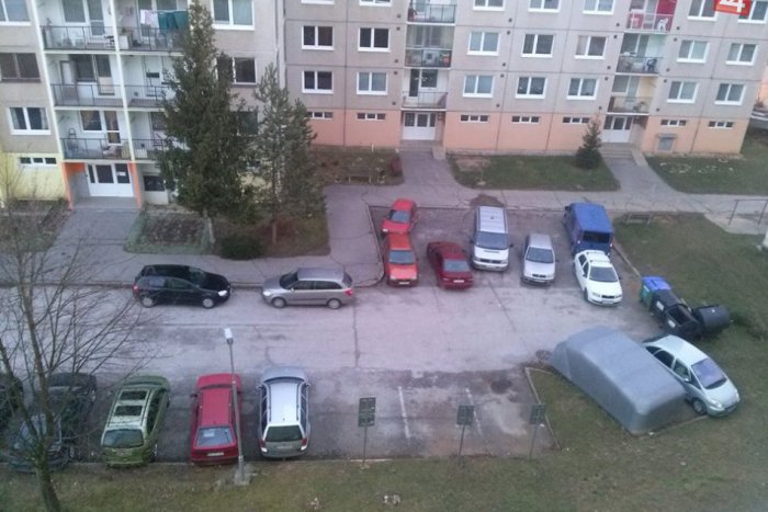 Ilustračný obrázok k článku Mestská polícia si posvieti na parkovanie na zeleni: Pribudnú parkovacie miesta?